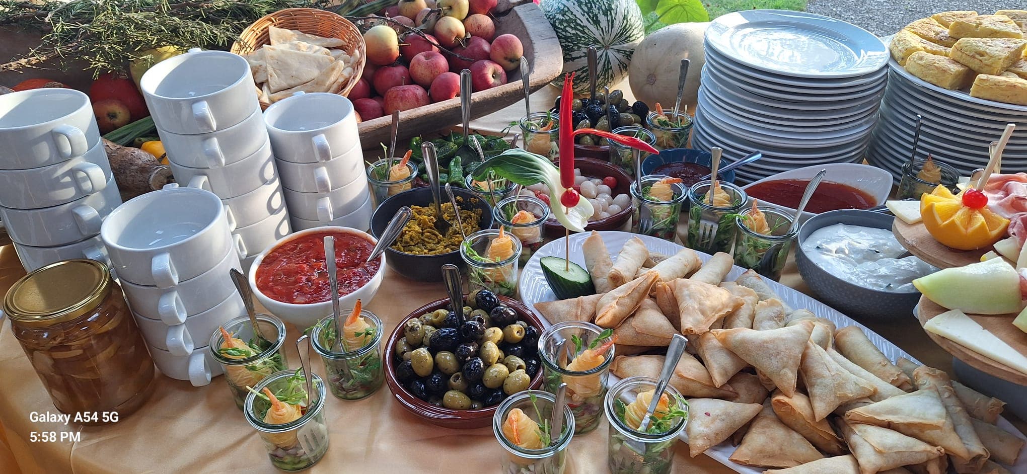 Buffet im Garten an einem Sommerabend