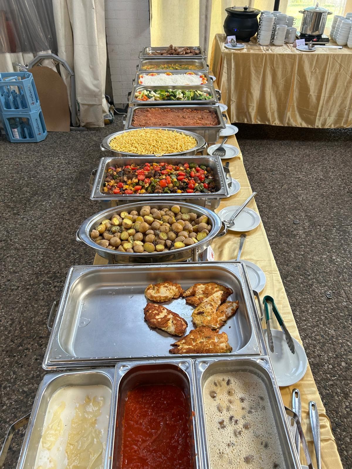 Festbuffet mit warmen Hauptgängen, Beilagen und Soßen