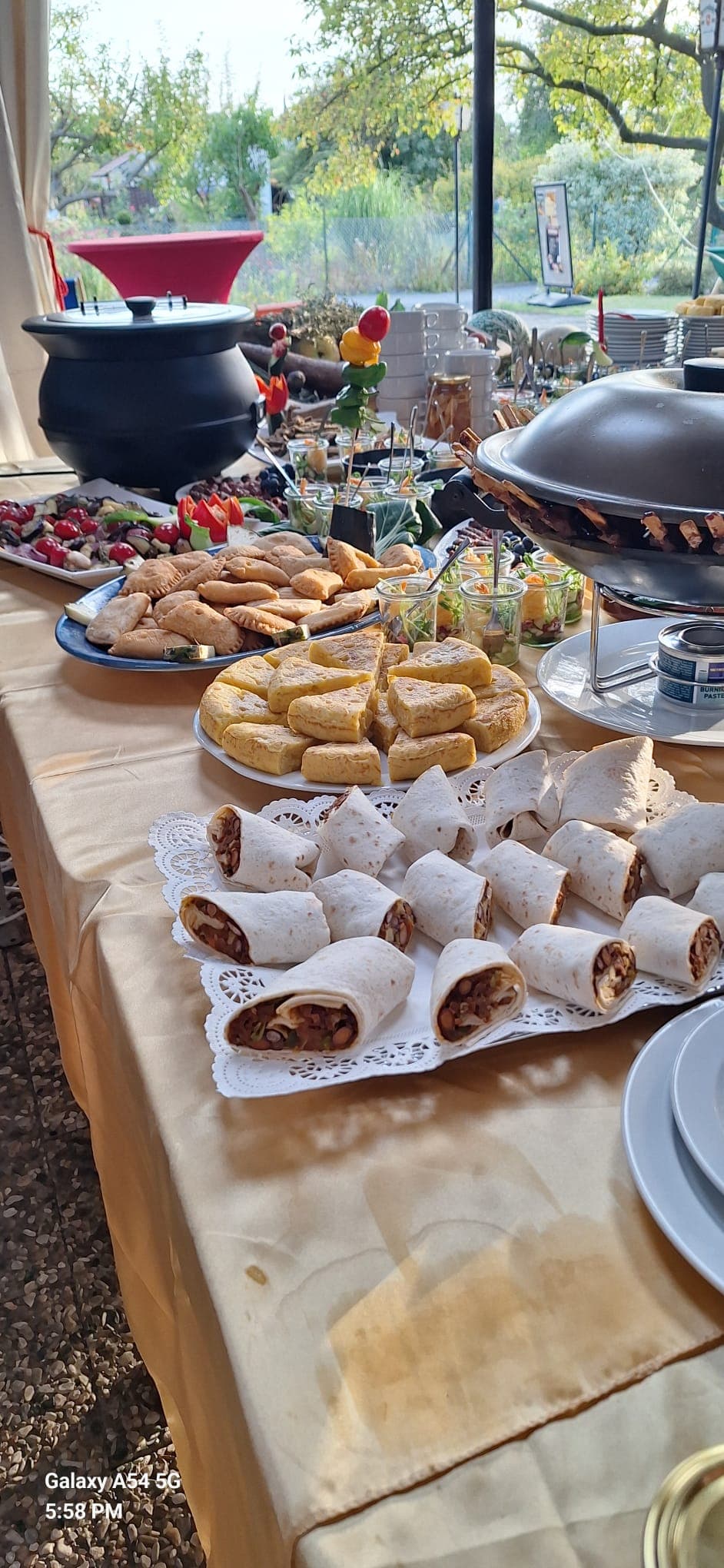 Wraps und Häppchen auf dem Buffet