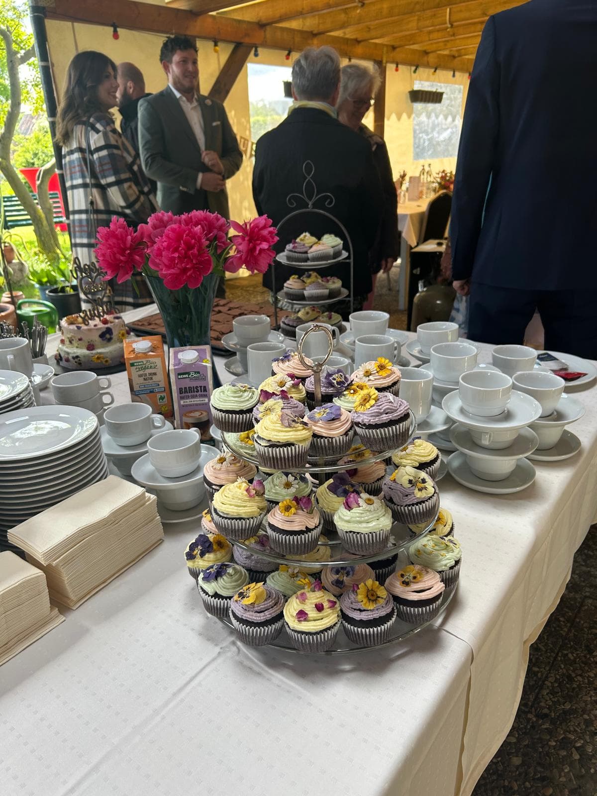 Cupcake-Etagere zur Hochzeitsfeier mit essbaren Blüten