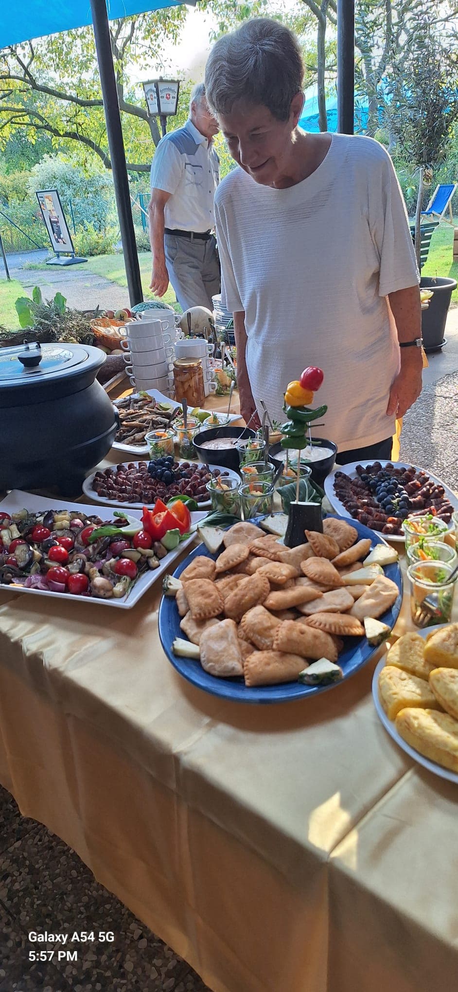 Gäste am Buffet im Gartenvereinsheim