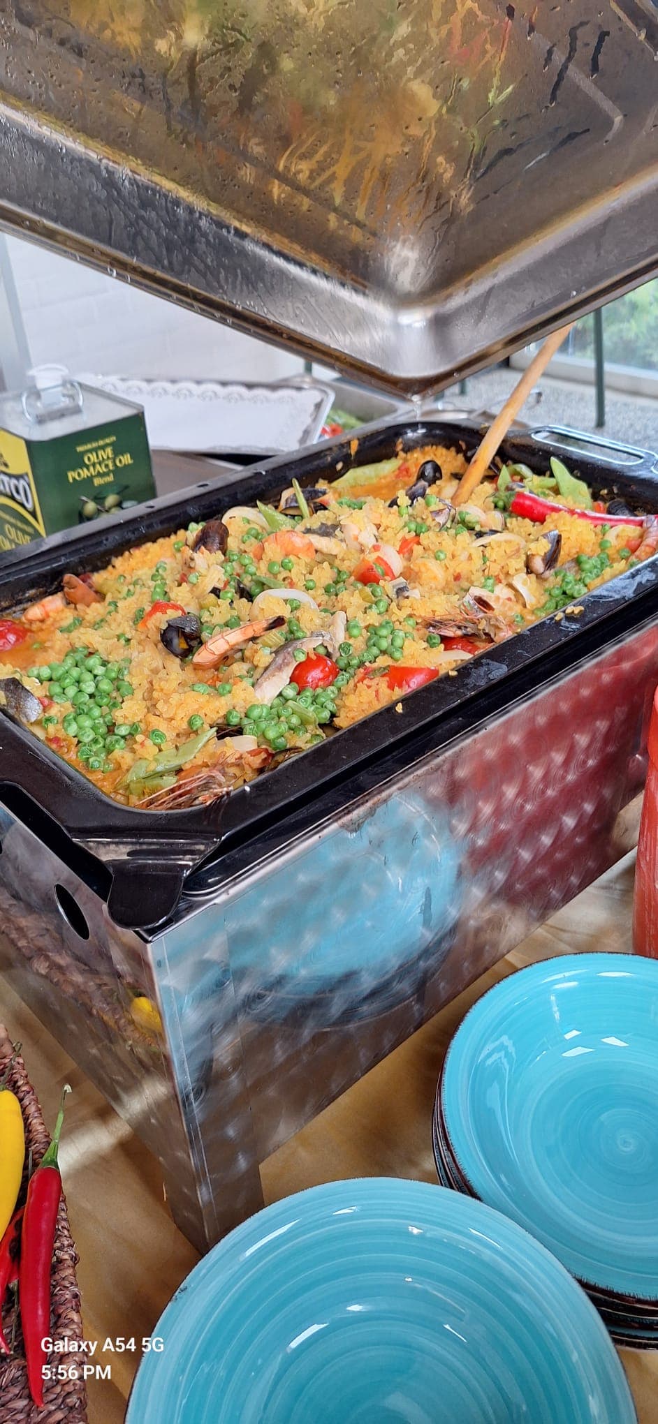 Frisch zubereitete Paella mit Meeresfrüchten und Erbsen