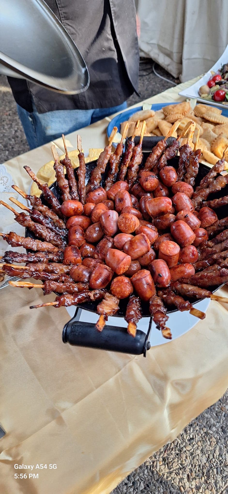 Frisch gegrillte Spieße vom Holzkohlegrill