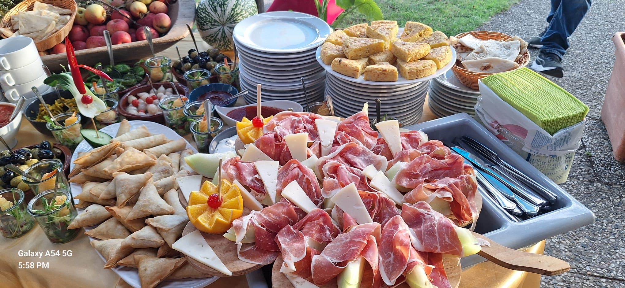 Tapas-Platte mit Serrano-Schinken, Manchego und Samosas